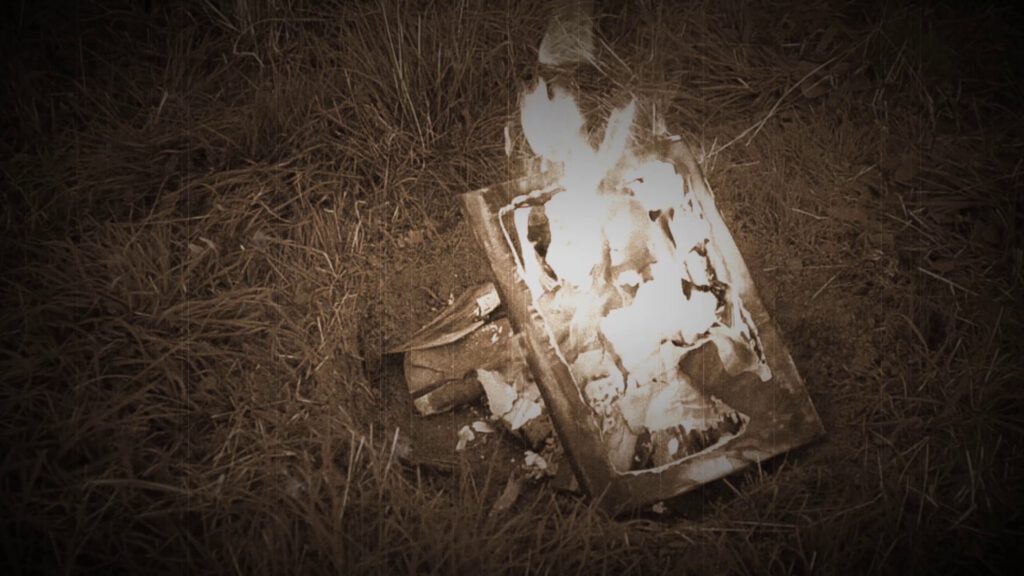 schwarz-weißes Standbild aus dem Video mit brennenden Bildern